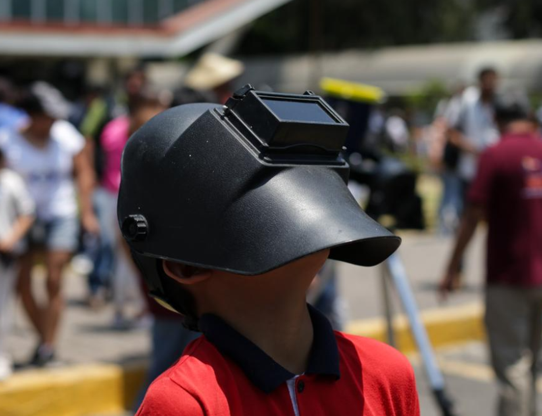 Một người xem nhật thực ở thành phố Mexico, Mexico ngày 8-4 - Ảnh: Reuters