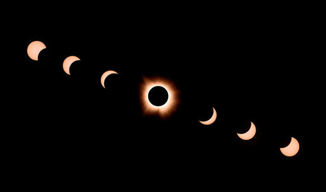 Mặt trăng đi ngang qua Mặt trời trong hiện tượng nhật thực toàn phần ở Bloomington, Indiana, hôm 8-4 - Ảnh: AFP/Getty Images