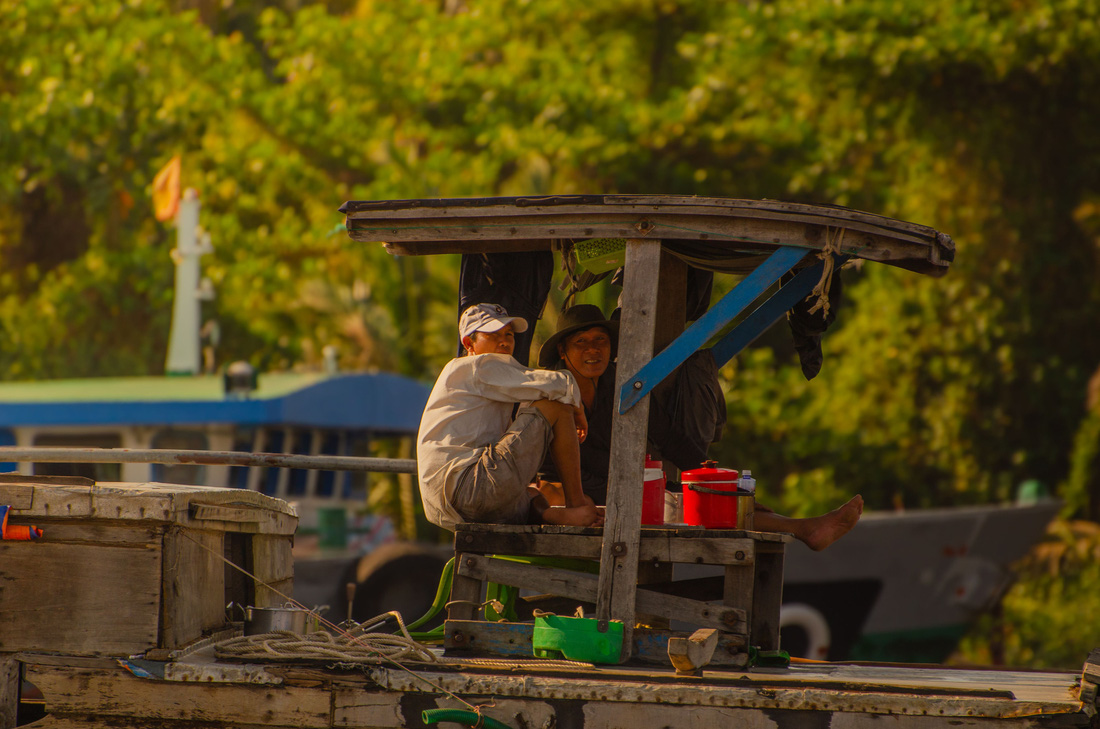 Bức ảnh của Lý Thế Quân, học sinh lớp 8, Trường THCS Huỳnh Văn Nghệ (Gò Vấp), giành giải nhì hội thi sáng tác ảnh Tuổi Xanh bảng THCS. Bức ảnh bắt được khoảnh khắc người lao động trên chiếc thuyền đánh cá đi trên sông Sài Gòn - Ảnh: THẾ QUÂN