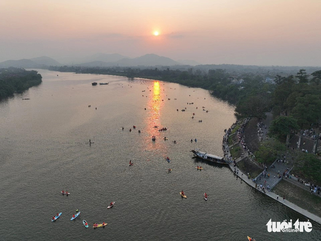Những ngày nghỉ lễ Huế nóng kỷ lục, người dân và du khách ra sông Hương chèo sup, tắm - Ảnh: VĂN TRƯỜNG