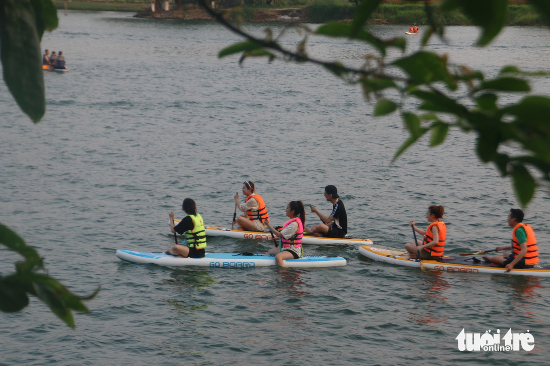 Bạn trẻ chèo sup trên sông Hương - Ảnh: BẢO PHÚ