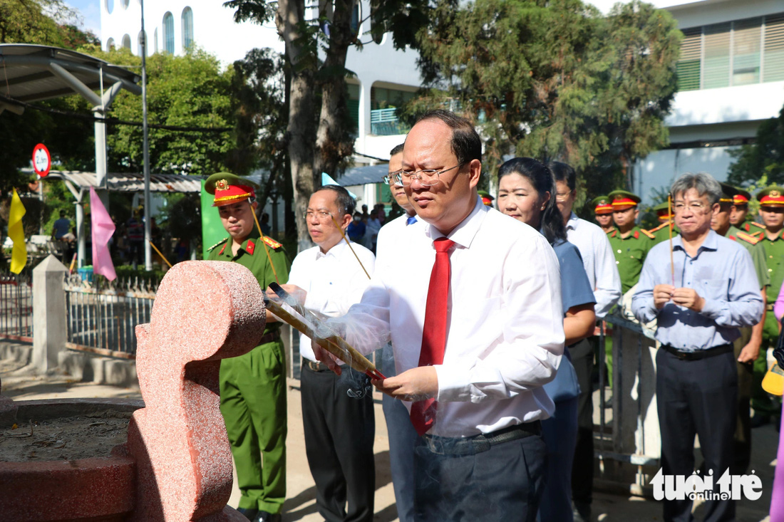 Phó bí thư thường trực Thành ủy TP.HCM Nguyễn Hồ Hải dâng hương tại tượng Tổng bí thư Trần Phú - Ảnh: CẨM NƯƠNG
