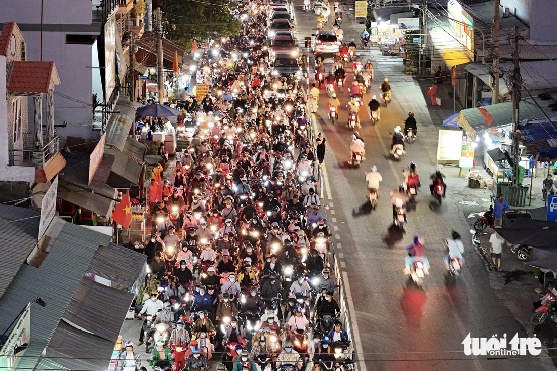 Đến 18h30 cùng ngày, tình hình giao thông về phà Cát Lái ùn ứ khoảng 1km - Ảnh: PHƯƠNG QUYÊN