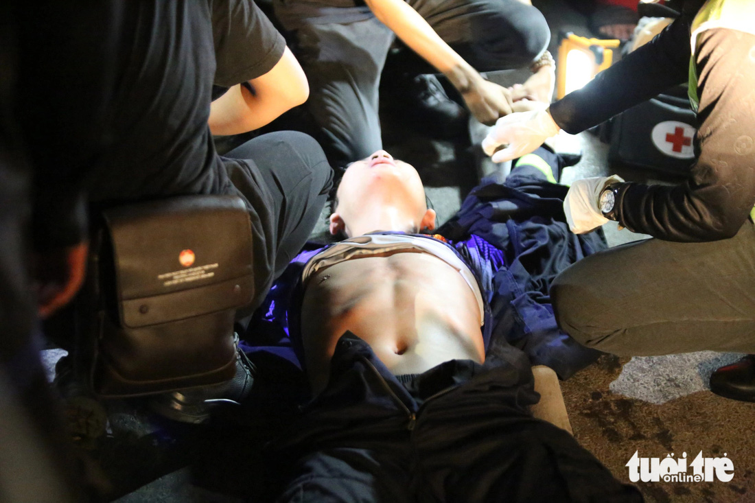 Trong lúc chữa cháy, một chiến sĩ cảnh sát PCCC bị ngạt khói, khó thở, được đồng đội đưa ra ngoài sơ cứu - Ảnh: MINH HÒA