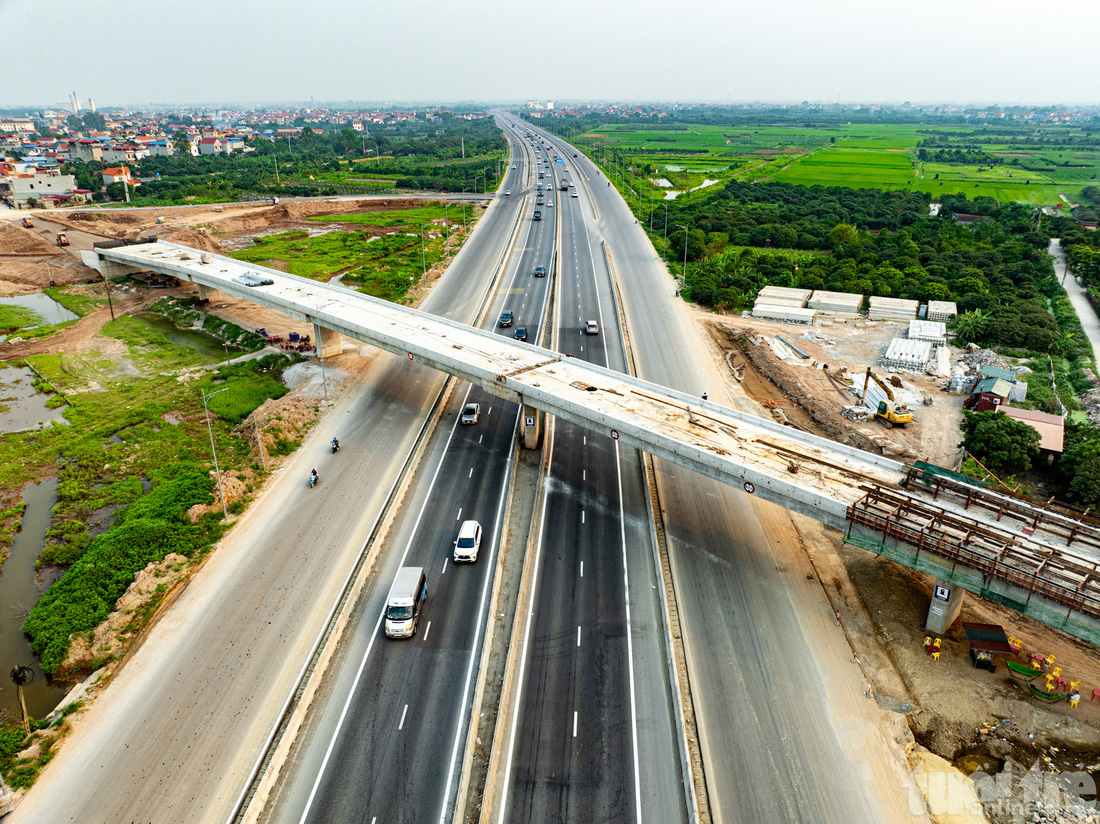 Nhiều cầu vượt dọc tuyến đường kết nối với các vùng lân cận cũng đang được gấp rút hoàn thành