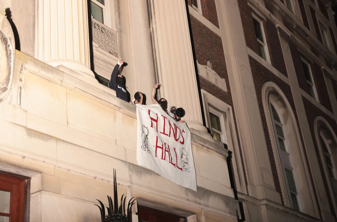 Những người biểu tình giăng biểu ngữ với dòng chữ "Tòa nhà Hind" - Ảnh: ALEX KENT/GETTY IMAGES