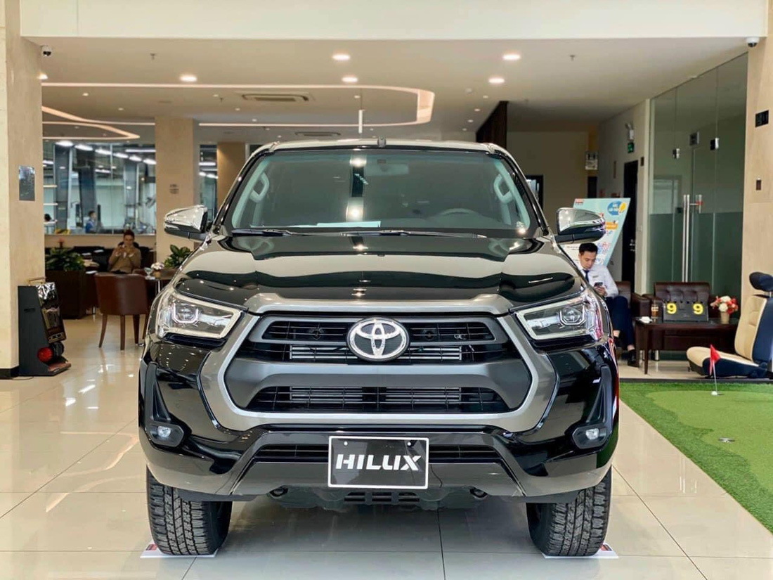 Theo báo giá được tiết lộ, Toyota Hilux 2024 sẽ có 3 phiên bản: 4x4 MT, 4x2 AT và Adventure với giá bán dự kiến lần lượt 668 triệu đồng, 706 triệu đồng và 999 triệu đồng. Nếu chọn mua màu sơn trắng ngọc trai, khách hàng phải chi thêm 8 triệu đồng - Ảnh: Đại lý Toyota