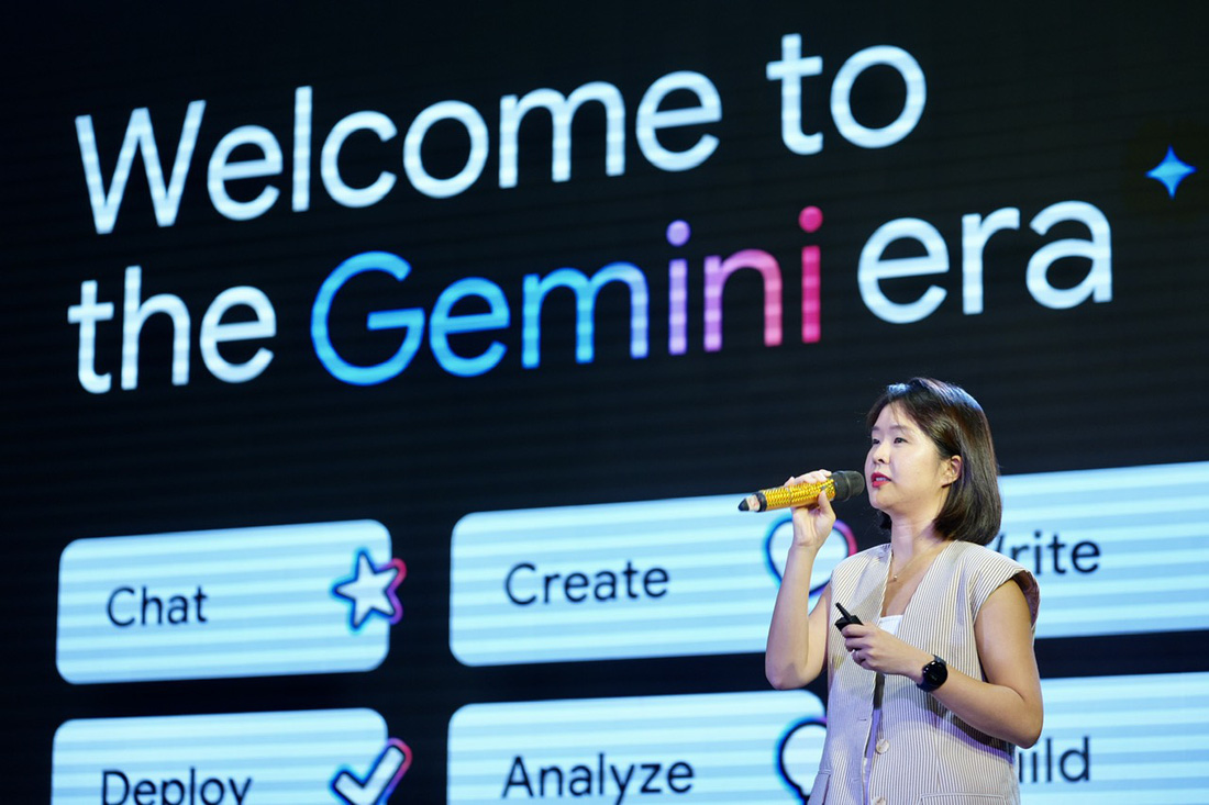 Bà Xiuxian Ho (Google) phát biểu và giời thiệu vài ứng dụng của Gemini - Ảnh: HỮU HẠNH