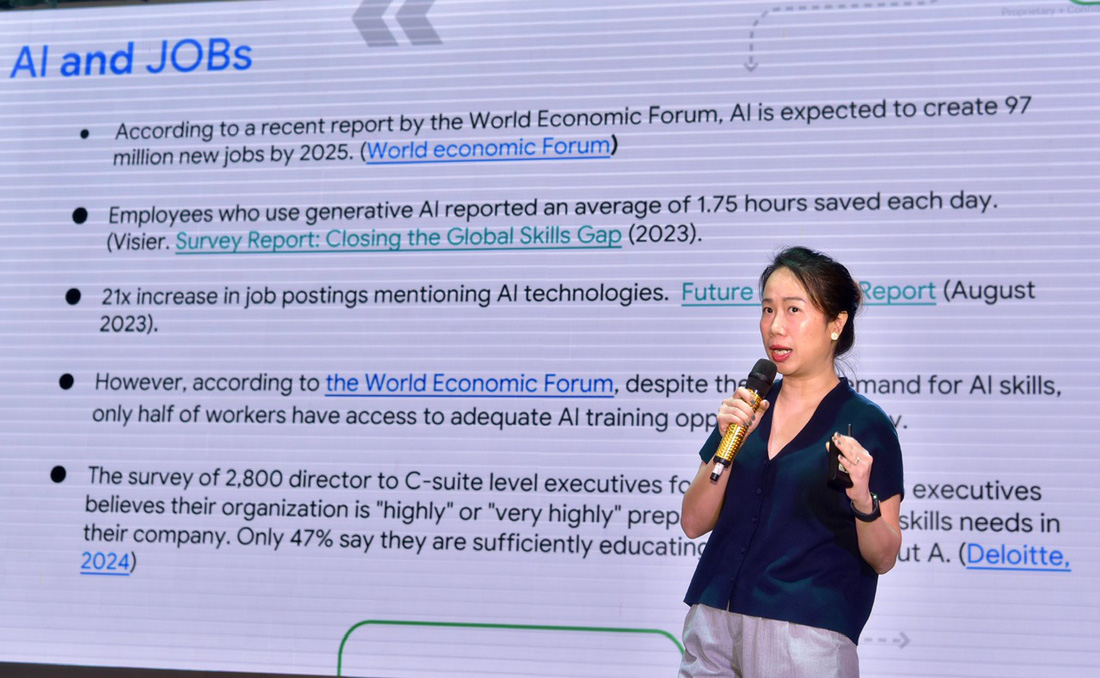 Bà Hà Lâm Tú Quỳnh, giám đốc Quan hệ công chúng và Truyền thông tại Việt Nam của Google châu Á - Thái Bình Dương giới thiệu chương trình học bổng Phát triển Nhân tài số - Ảnh: T.T.D.