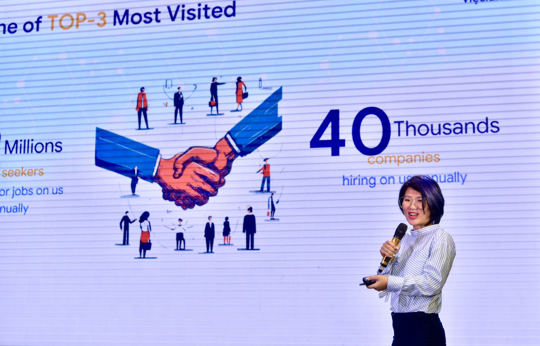 Bà Đào Thu Phương, CEO Vieclam24h.vn, giới thiệu đồ hoạ về tuyển dụng đầu tiên do mình tự làm bằng AI tại hội thảo - Ảnh: T.T.D.