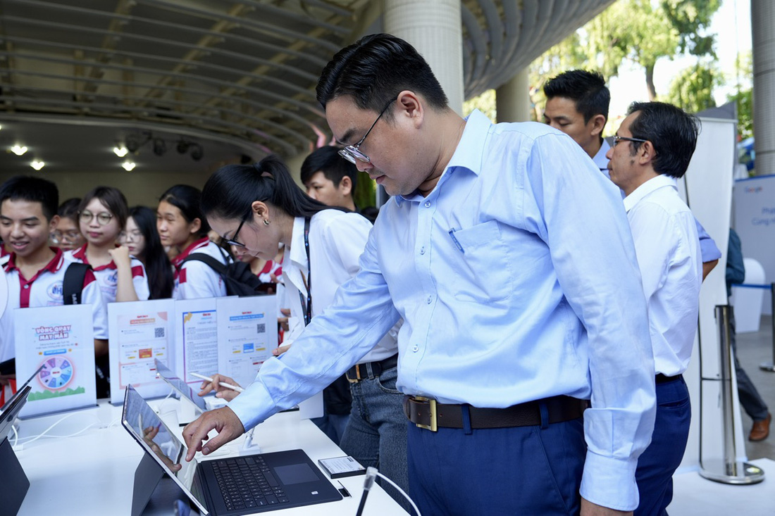 Phó bí thư thường trực Thành Đoàn TP. HCM Ngô Minh Hải trải nghiệm AI - Ảnh: HỮU HẠNH