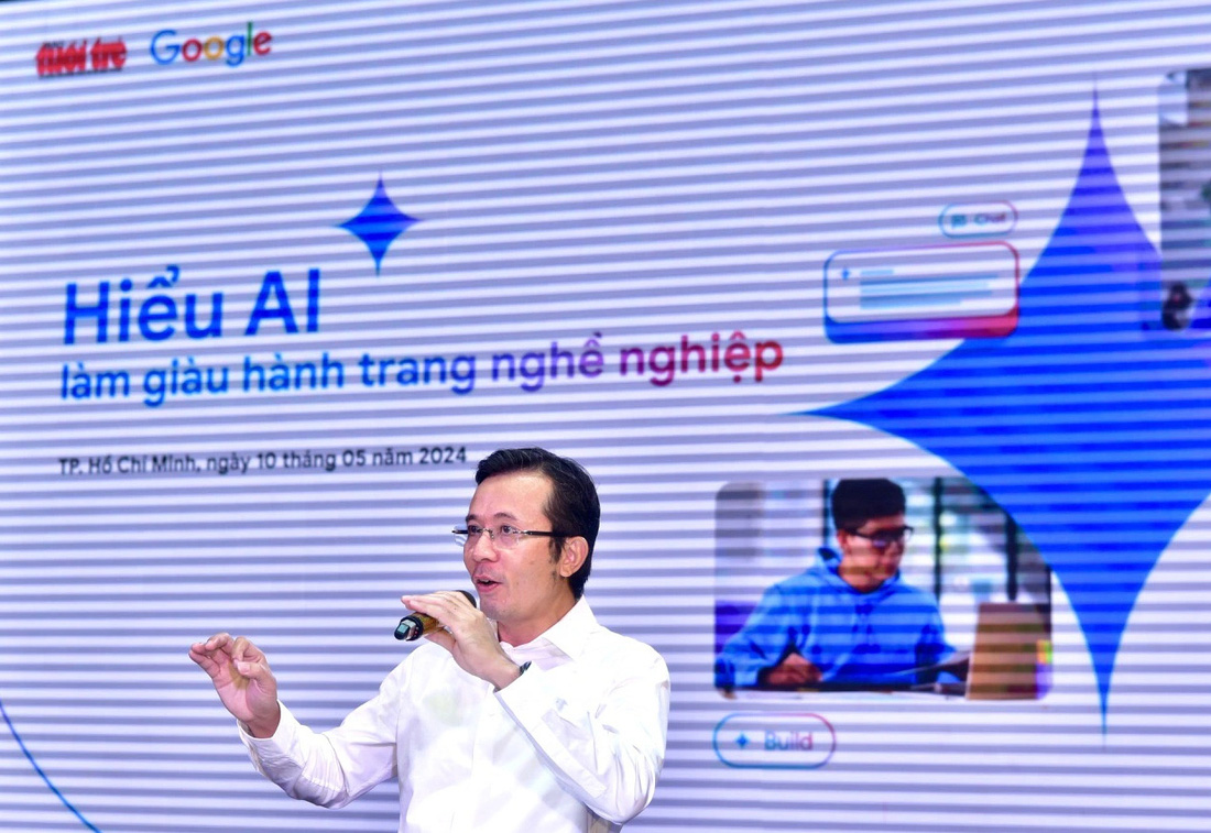 Phó tổng biên tập báo Tuổi Trẻ Trần Xuân Toàn phát biểu khai mạc Hội thảo Hiểu AI làm giàu hành trang nghề nghiệp - Ảnh: T.T.D.