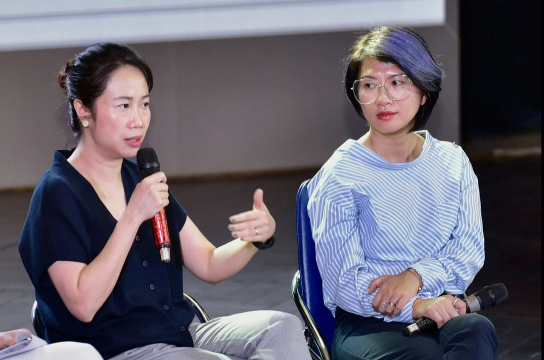 Bà Hà Lâm Tú Quỳnh (trái), giám đốc Quan hệ công chúng và Truyền thông tại Việt Nam của Google châu Á - Thái Bình Dương, phát biểu về việc cập nhật và học hỏi liên tục về công nghệ mới của AI để có thể phát triển và tồn tại trong thế giới số - Ảnh: T.T.D.