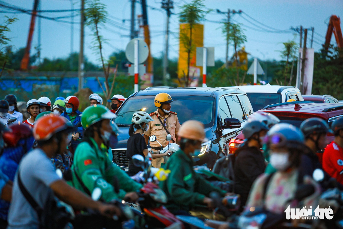 Lực lượng cảnh sát giao thông có mặt điều tiết, phân luồng tại khu vực nút giao An Phú - Ảnh: CHÂU TUẤN