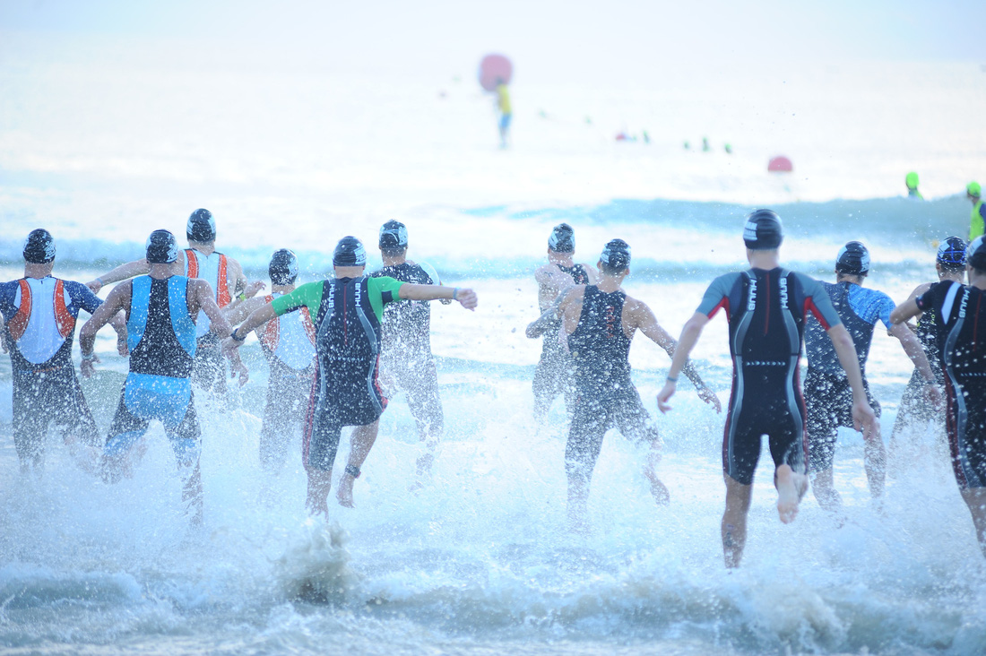 Đường đua IRONMAN 70.3 Việt Nam tại Đà Nẵng được thiết kế mới tăng vòng lặp để tương tác với khán giả - Ảnh: LINH ĐOÀN