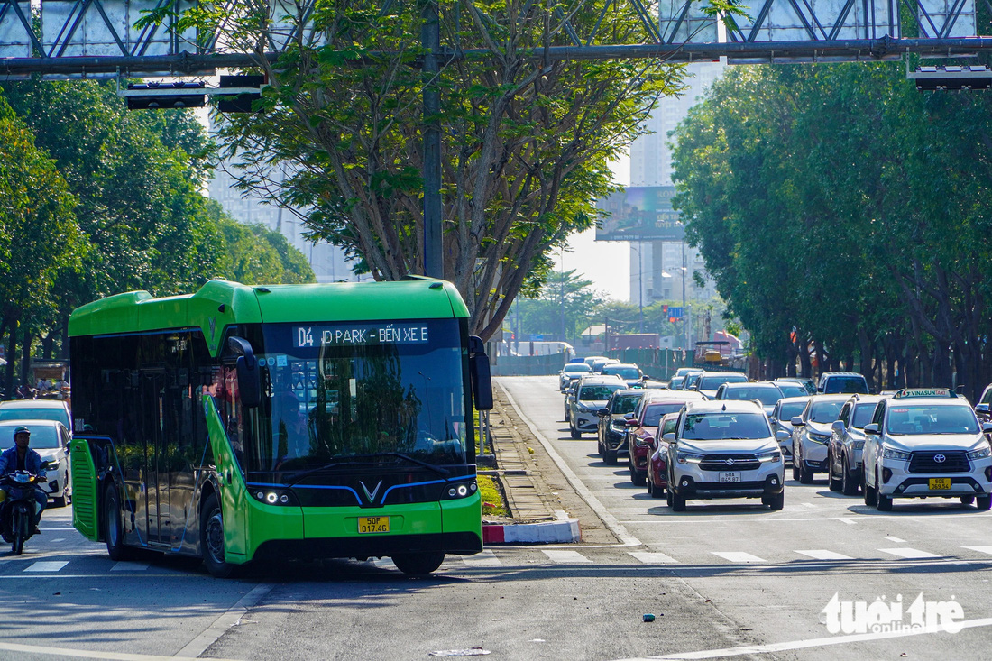 Buýt điện (tuyến D4) quay đầu tại giao lộ Mai Chí Thọ - D1 thay vì được rẽ trái từ Mai Chí Thọ vào đường Đồng Văn Cống như trước - Ảnh: THU DUNG