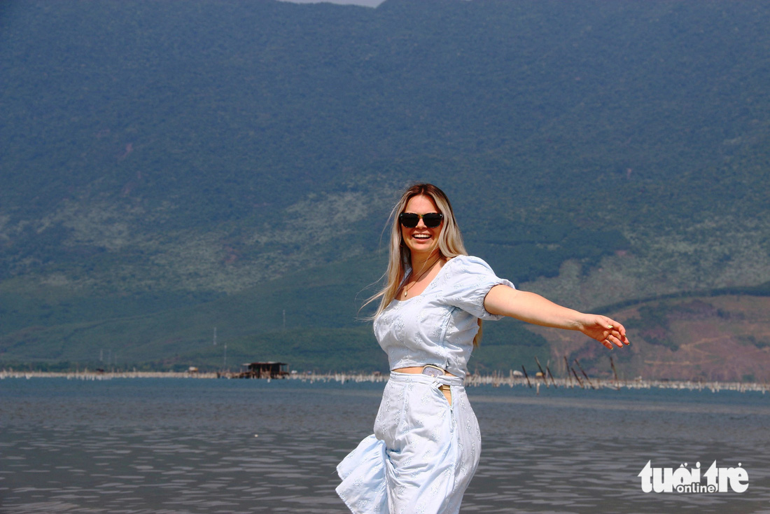 Một du khách nước ngoài thích thú trước cảnh đẹp hoang sơ của đầm Lập An thuộc hệ thống vịnh đẹp thế giới Lăng Cô - Ảnh: NHẬT LINH