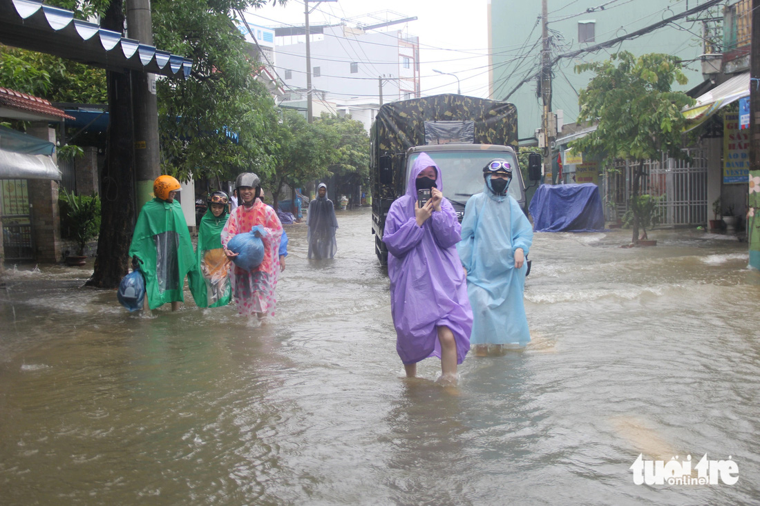 Rốn ngập Đà Nẵng trên đường Mẹ Suốt, quận Liên Chiểu mùa mưa năm 2023 - Ảnh: TRƯỜNG TRUNG