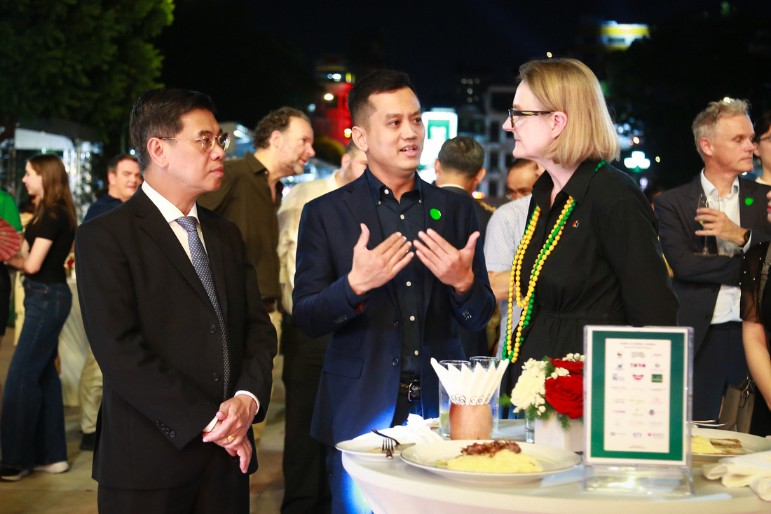 Ông Nguyễn Văn Dũng (Phó chủ tịch UBND TP.HCM) và bà Sarah Hooper, tổng lãnh sự Úc tại TP.HCM, trao đổi tại lễ khai mạc
