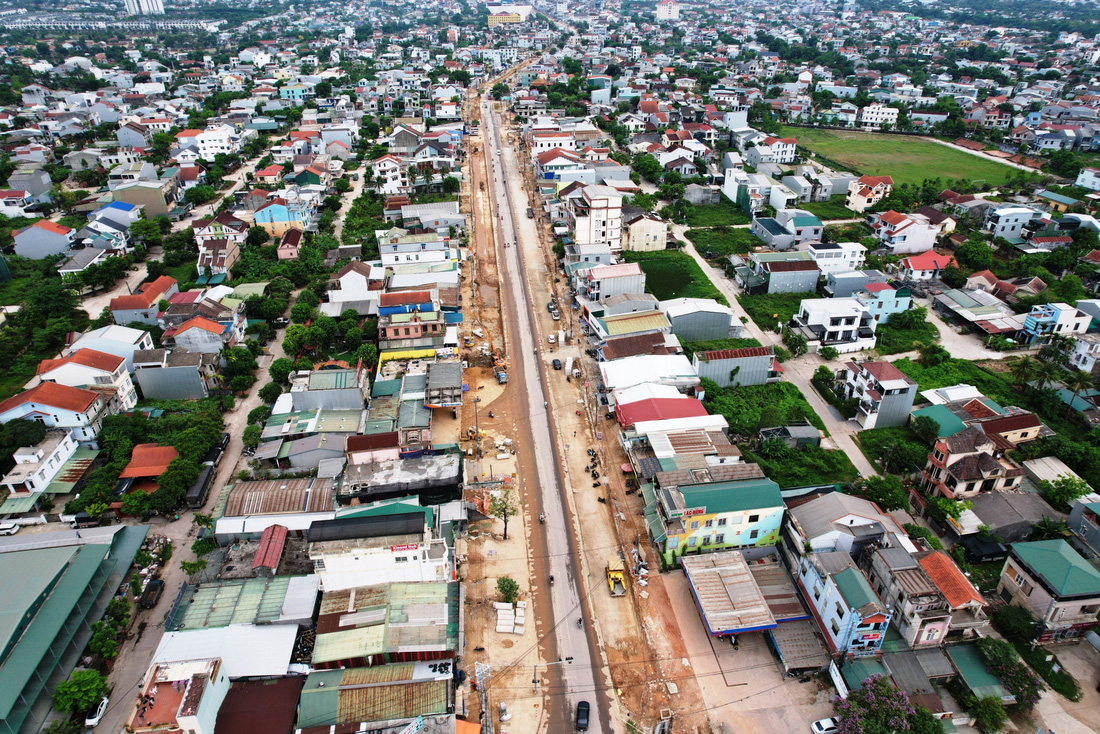Dự án mở rộng, chỉnh trang đường Phạm Văn Đồng (TP Huế) hướng về phía biển vẫn đang được thi công ngổn ngang - Ảnh: NHẬT LINH