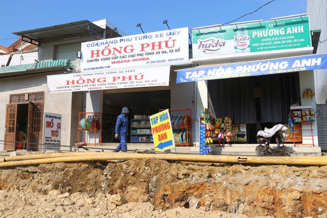 Dự án mở rộng đường chậm tiến độ gây ảnh hưởng đến việc kinh doanh, buôn bán và đời sống của người dân ở dọc tuyến đường Phạm Văn Đồng - Ảnh: NHẬT LINH