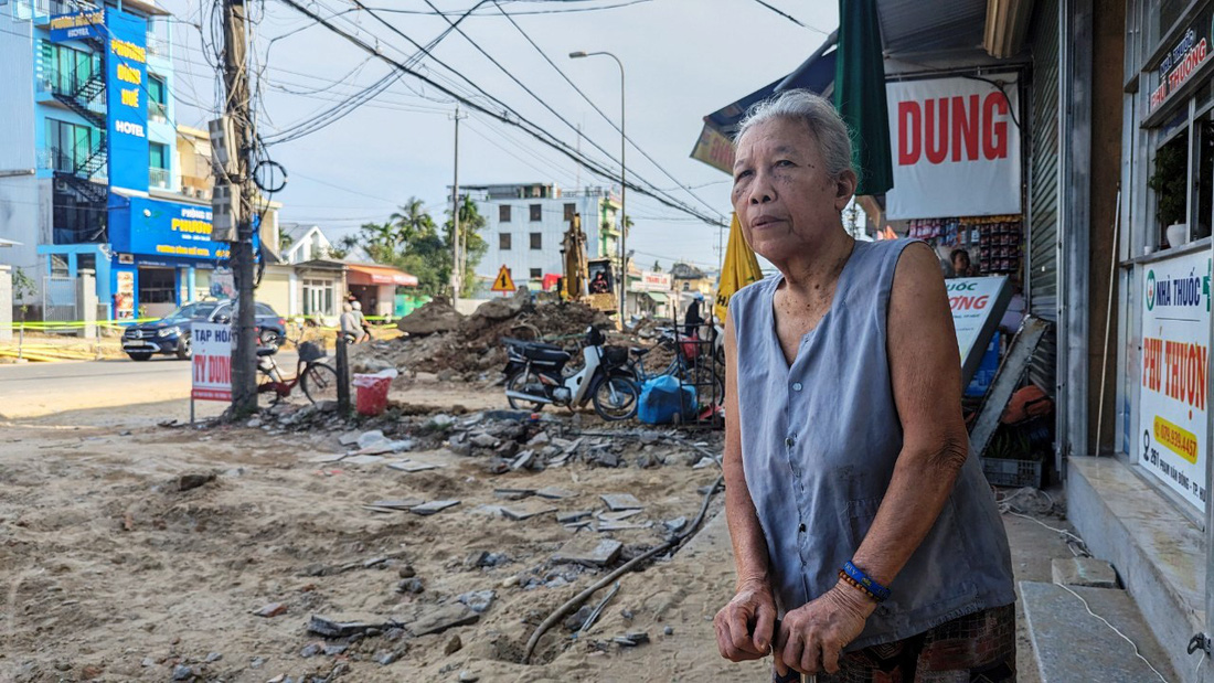 Bà Trần Thị Chanh (80 tuổi, trú đường Phạm Văn Đồng) nói rằng dự án mở rộng đường được người dân ủng hộ nhưng hy vọng các đơn vị thi công sớm hoàn thành dự án để người dân bớt khổ cảnh "nắng bụi, mưa lầy" - Ảnh: NHẬT LINH