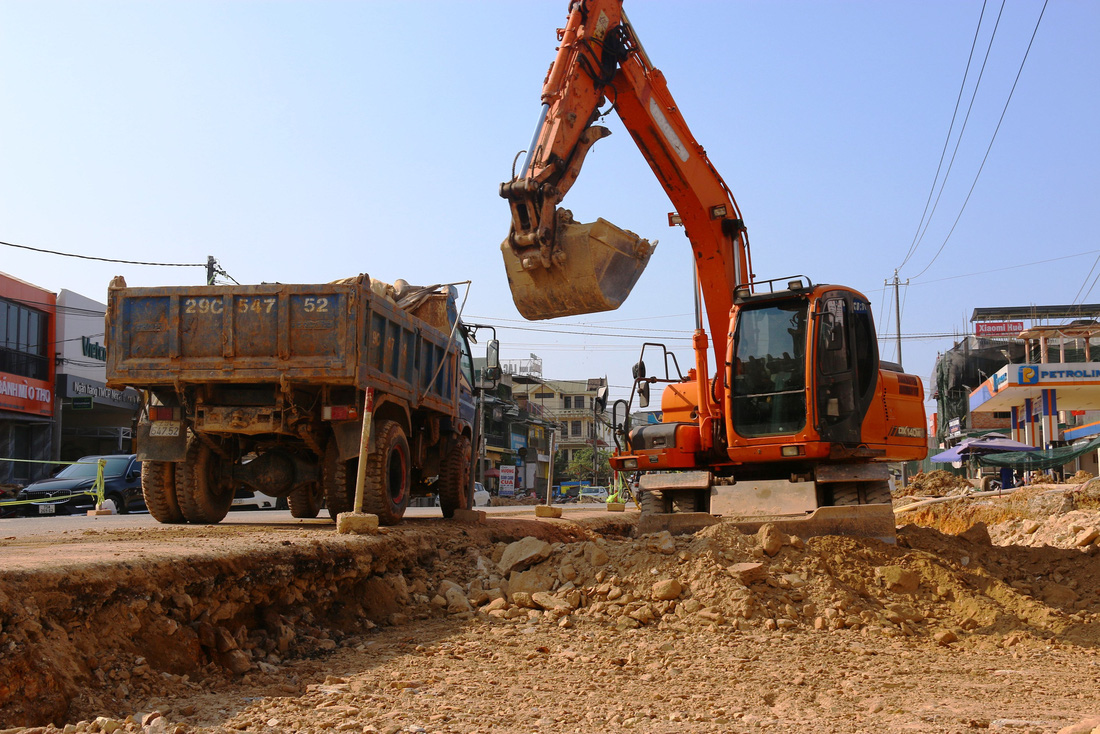 Xe múc đào đường trên dự án mở rộng đường Phạm Văn Đồng (TP Huế) - Ảnh: NHẬT LINH