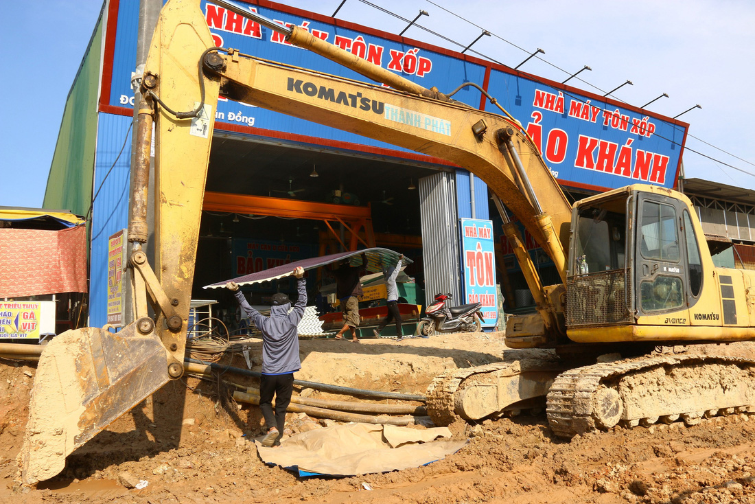 Một hộ kinh doanh tôn lợp gặp khó khăn khi dự án mở rộng đường đào đất ngay phía trước mặt tiền cửa hàng - Ảnh: NHẬT LINH