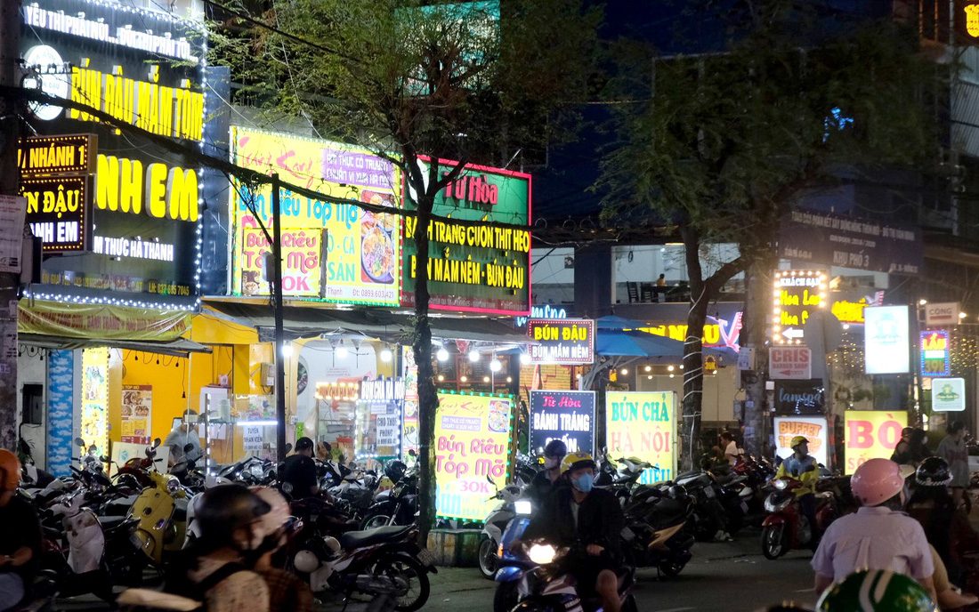 Các quán ăn nằm san sát nhau trên đường Nguyễn Gia Trí - Ảnh: THÀNH VŨ