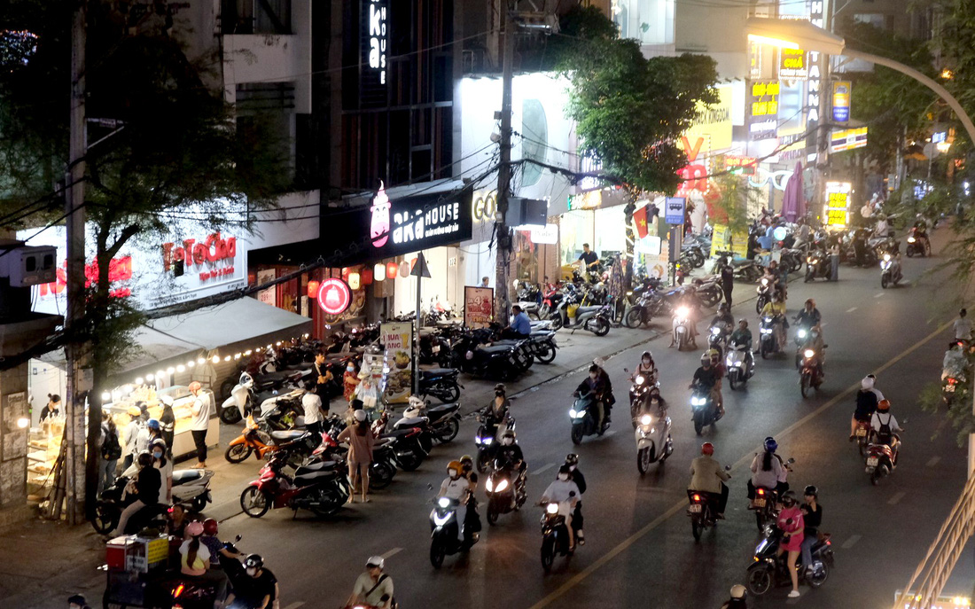 Đường Nguyễn Gia Trí, quận Bình Thạnh tấp nập xe cộ, đông đúc hàng quán - Ảnh: THÀNH VŨ