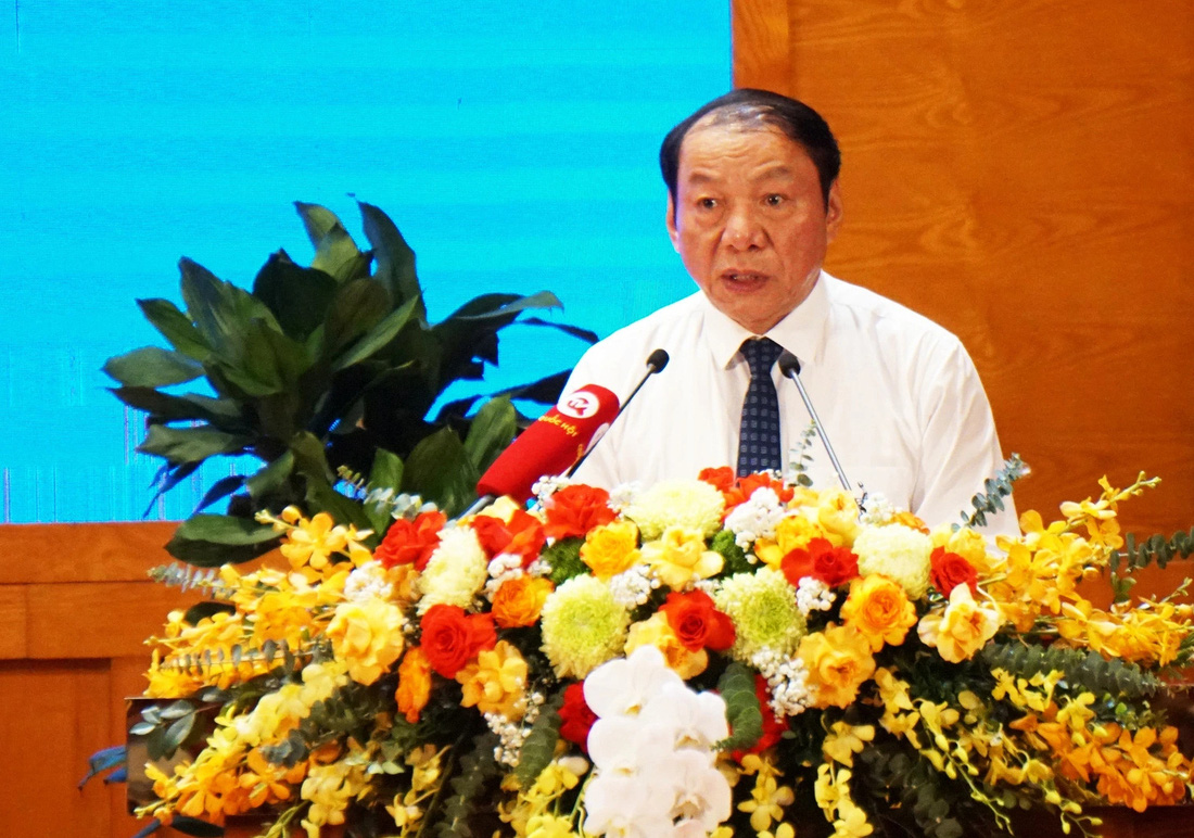 Ông Nguyễn Văn Hùng - bộ trưởng Bộ Văn hóa, Thể thao và Du lịch - cùng chung nhận định công tác xây dựng thiết chế văn hóa, thể thao đang tồn tại nhiều hạn chế, khó khăn cần tháo gỡ - Ảnh: TIẾN THẮNG