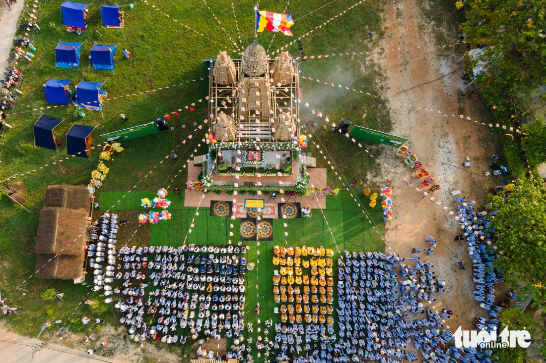 Hàng ngàn Phật tử cùng dự lễ Phật đản bên bảo tháp tre cao 40m ở chùa An Trú - Ảnh: HOÀNG TÁO