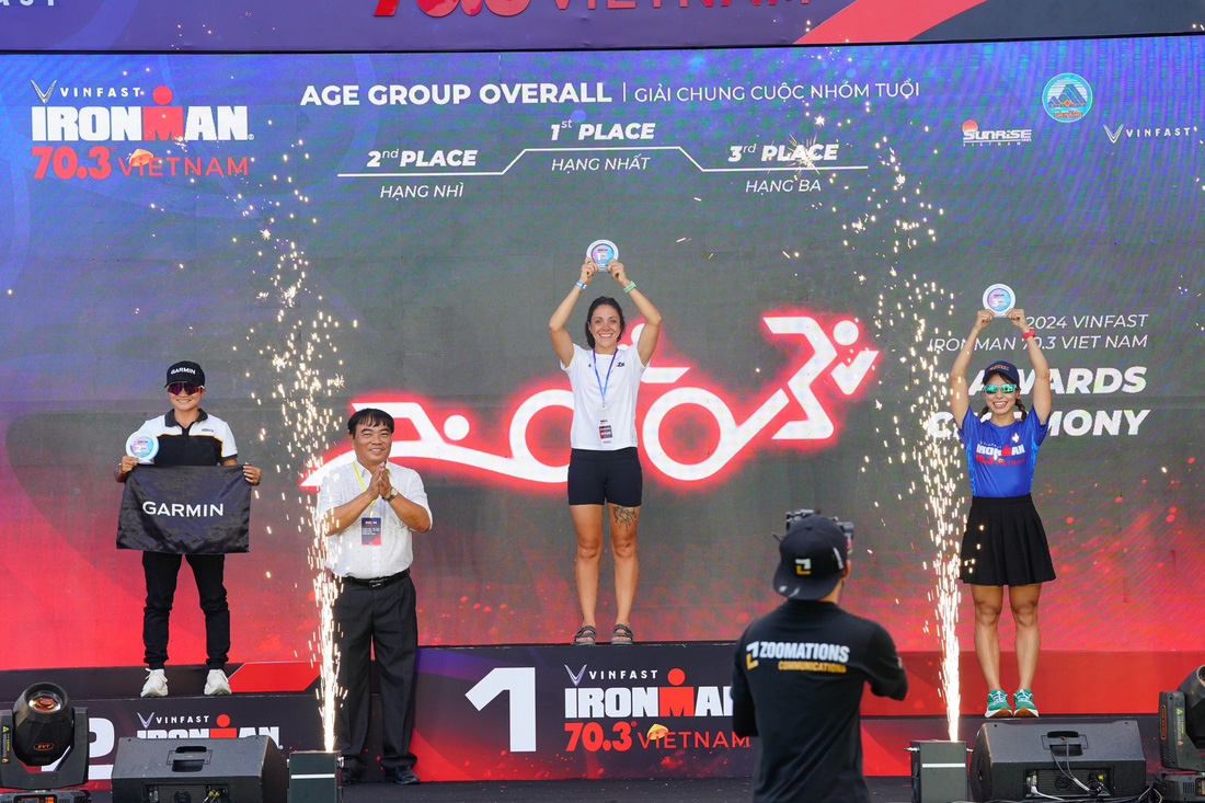 Hai nữ vận động viên Việt Nam trên bục vinh quang IRONMAN 2024 - Ảnh: LINH ĐOÀN