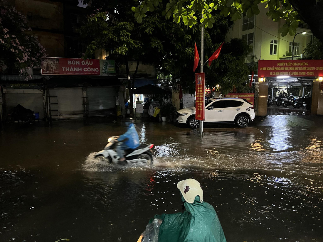 Cơ quan khí tượng dự báo đợt mưa này có khả năng sẽ gây ngập úng cho nhiều tuyến phố nội thành với độ sâu phổ biến 15 - 30cm - Ảnh: PHẠM TUẤN