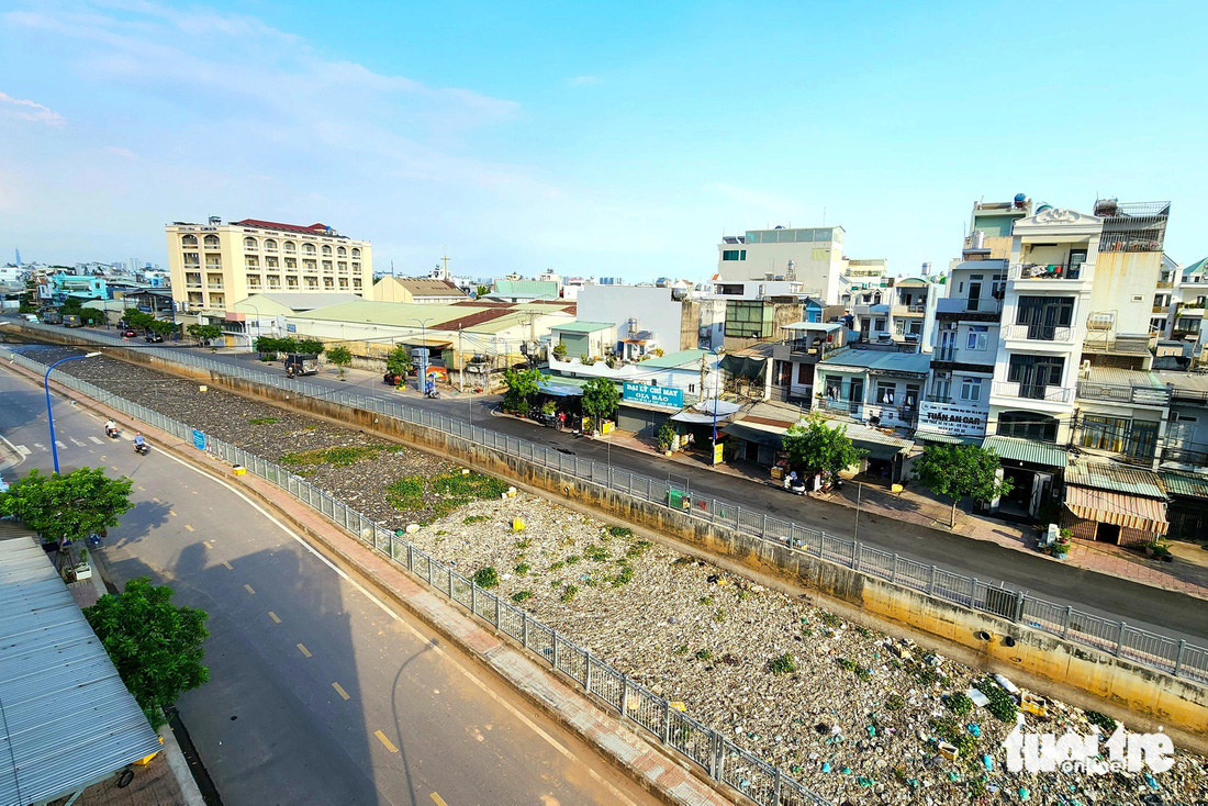 Lòng kênh ngập ngụa rác thải nằm ngay khu vực có nhiều dân cư phường Bình Hưng Hòa (quận Bình Tân, TP.HCM) đang sinh sống - Ảnh: NGỌC KHẢI