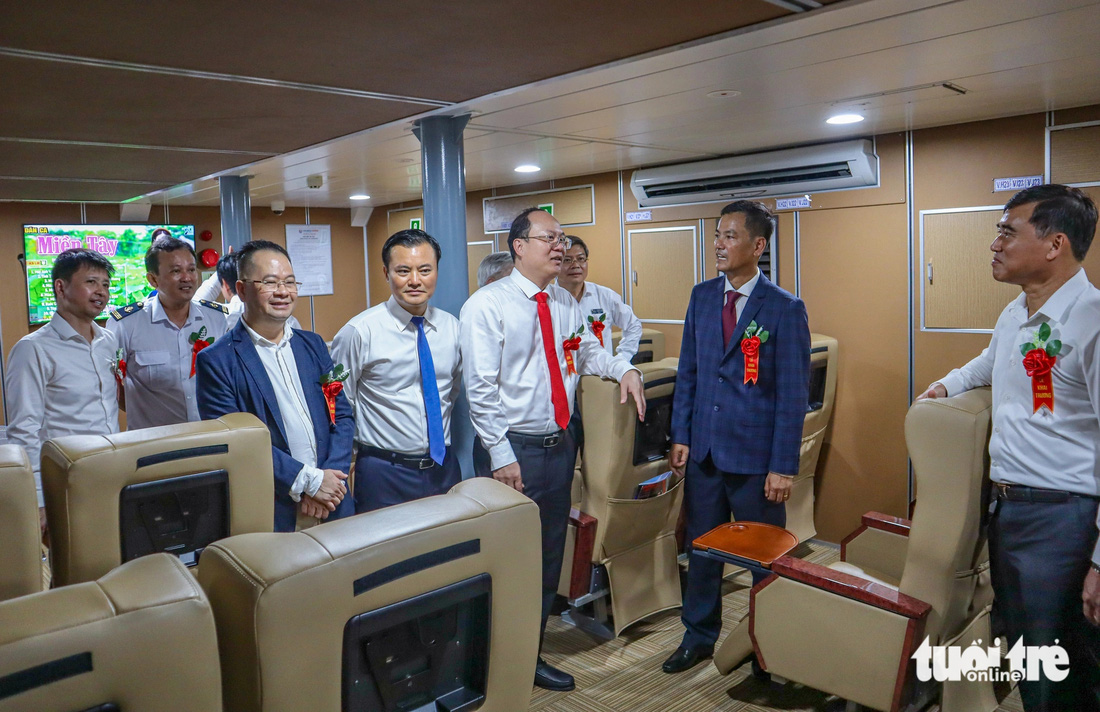 Các đại biểu tham quan tàu cao tốc TP.HCM - Côn Đảo - Ảnh: CHÂU TUẤN