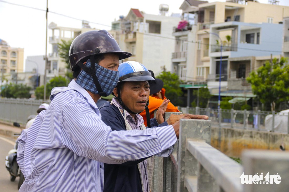 Người dân bày tỏ sự vui mừng khi đoạn kênh Nước Đen ô nhiễm cạnh nhà mình đang được xử lý, dọn dẹp - Ảnh: TIẾN QUỐC