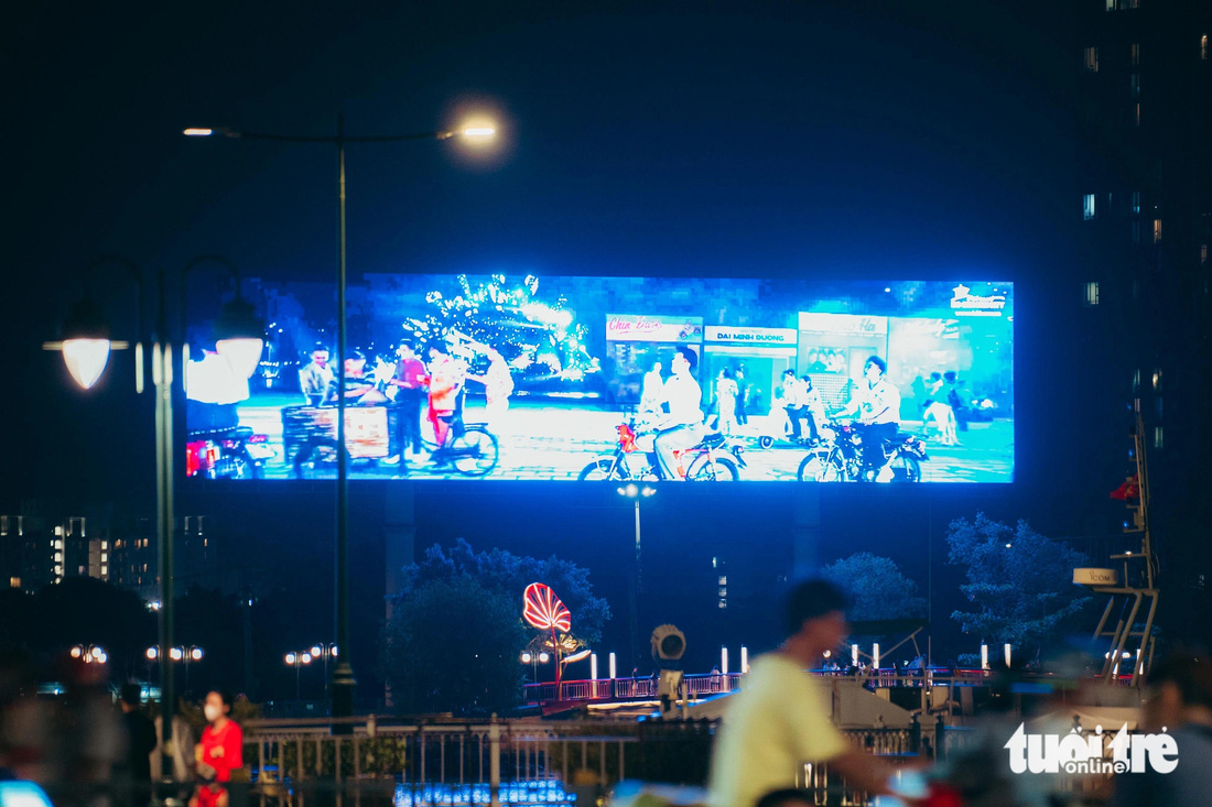 Những màn hình LED khổng lồ đặt tại công viên bờ sông Sài Gòn vẫn chưa tắt sau 22h - Ảnh: THANH HIỆP