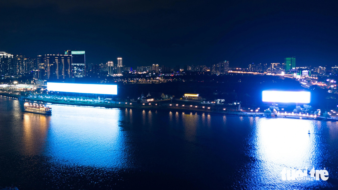 Những biển LED khổng lồ đặt tại công viên bờ sông Sài Gòn tỏa luồng ánh sáng cực mạnh sang bên kia sông sau 22h - Ảnh: THANH HIỆP