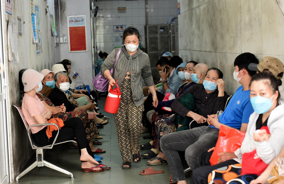 Tại cơ sở 1 Bệnh viện Ung bướu (quận Bình Thạnh) cũng trong tình trạng đón số lượng bệnh nhân ung thư lớn đến thăm khám và điều trị