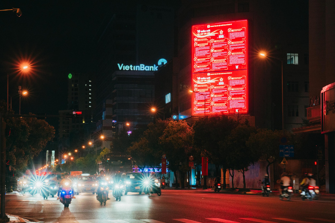 Một màn hình LED trên đường Nguyễn Văn Trỗi (quận Phú Nhuận) vẫn bật điện sau 22h. Hình ảnh trên ghi nhận vào lúc 23h ngày 12-5 - Ảnh: THANH HIỆP