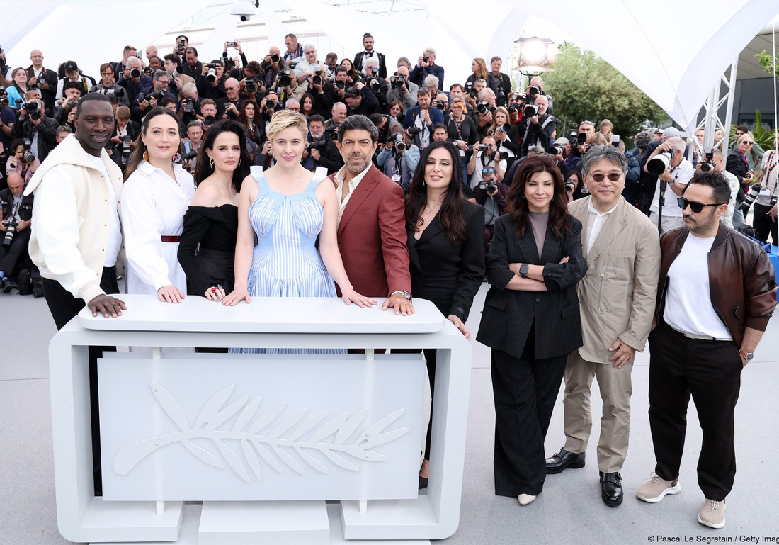 Dàn giám khảo Liên hoan phim Cannes 2024 (từ trái sang phải): Omar Sy, Lily Gladstone, Eva Green, Greta Gerwig, Pierfrancesco Favino, Nadine Labaki, Ebru Ceylan, Hirokazu Kore-eda và Juan Antonio Bayona - Ảnh: Cannes