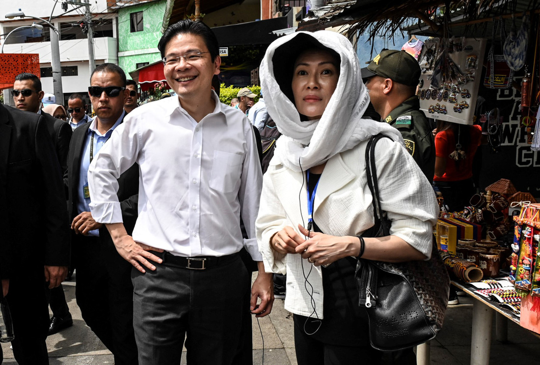 Ông Hoàng Tuần Tài cùng vợ trong chuyến công tác nước ngoài năm 2019 - Ảnh: AFP