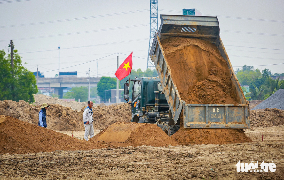 Cấp tập xây dựng tại công trường xây dựng đường nhánh ở nút giao Mỹ Yên (xã Mỹ Yên, huyện Bến Lức, tỉnh Long An) ghi nhận chiều 14-5 - Ảnh: CHÂU TUẤN