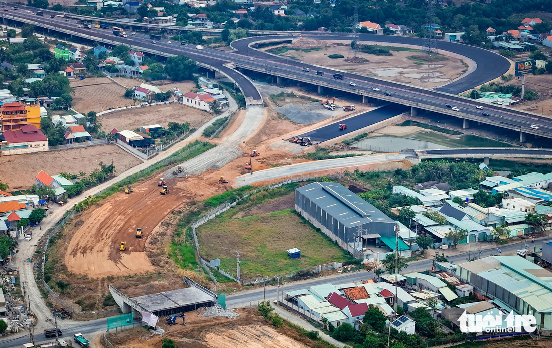 Trong khi đó, đoạn dài 700m (nơi Công ty TNHH Thảo Lan Việt Nam  đòi đào cát chở về trước kia) cũng đang có mặt của nhiều máy móc, công nhân làm việc - Ảnh: ĐỨC PHÚ