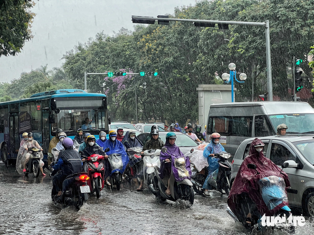 Giao thông một số tuyến đường ùn tắc do ngập, mưa lớn đúng giờ tan tầm - Ảnh: PHẠM TUẤN
