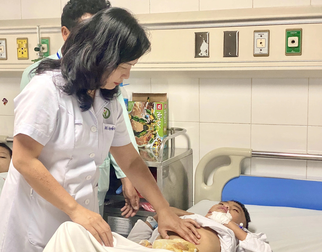 Bác sĩ Hoa thăm khám cho bệnh nhi sau phẫu thuật tại Trung tâm Phẫu thuật nhi và trẻ sơ sinh - Ảnh: BVCC