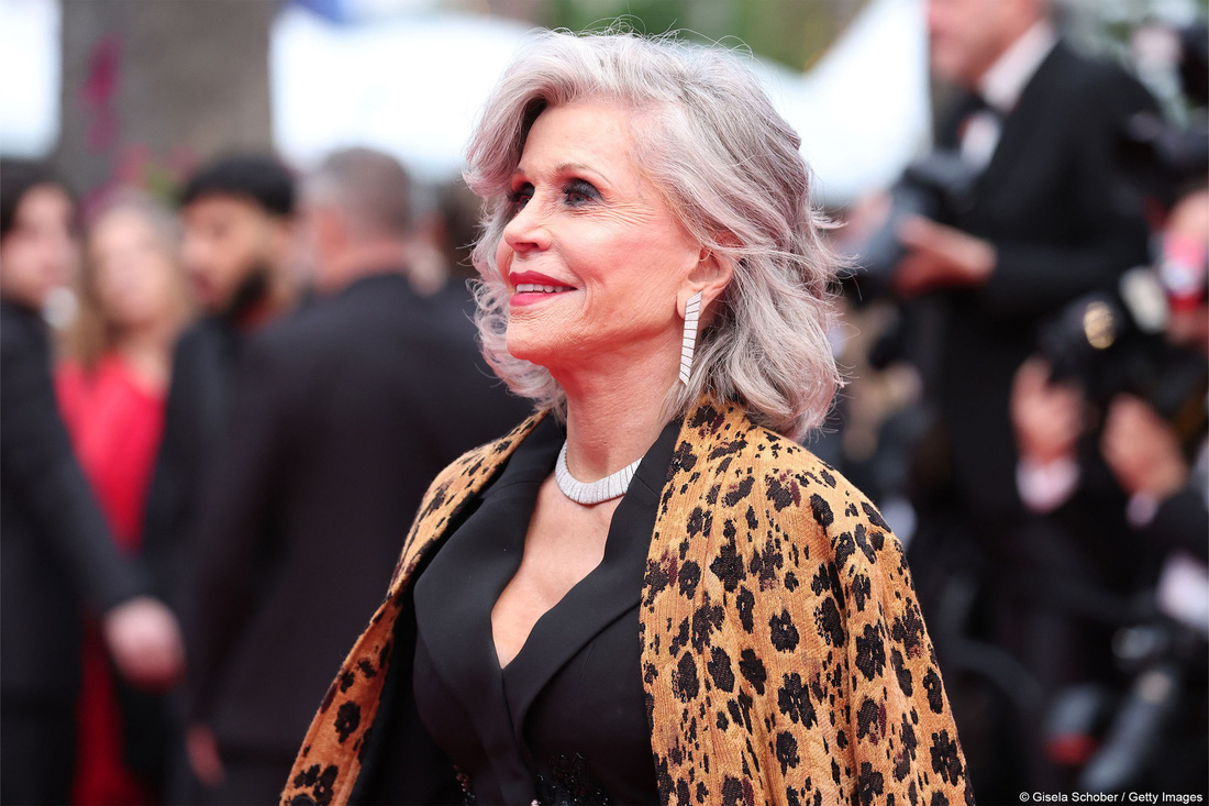 Nữ diễn viên Jane Fonda xuất hiện nổi bật trên thảm đỏ với áo khoác Forte_Forte da báo - Ảnh: Festival de Cannes