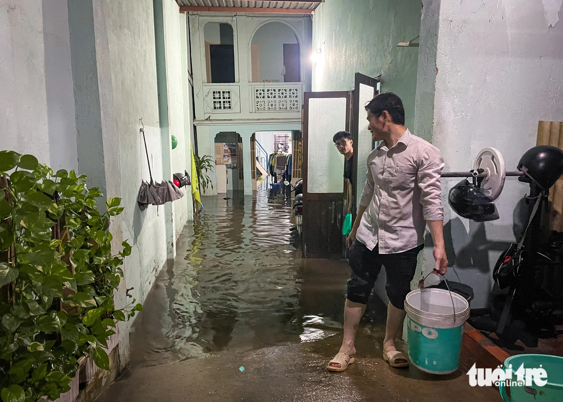 Nước mưa gây ngập nhà dân khu vực chợ Thủ Đức - Ảnh: LÊ PHAN