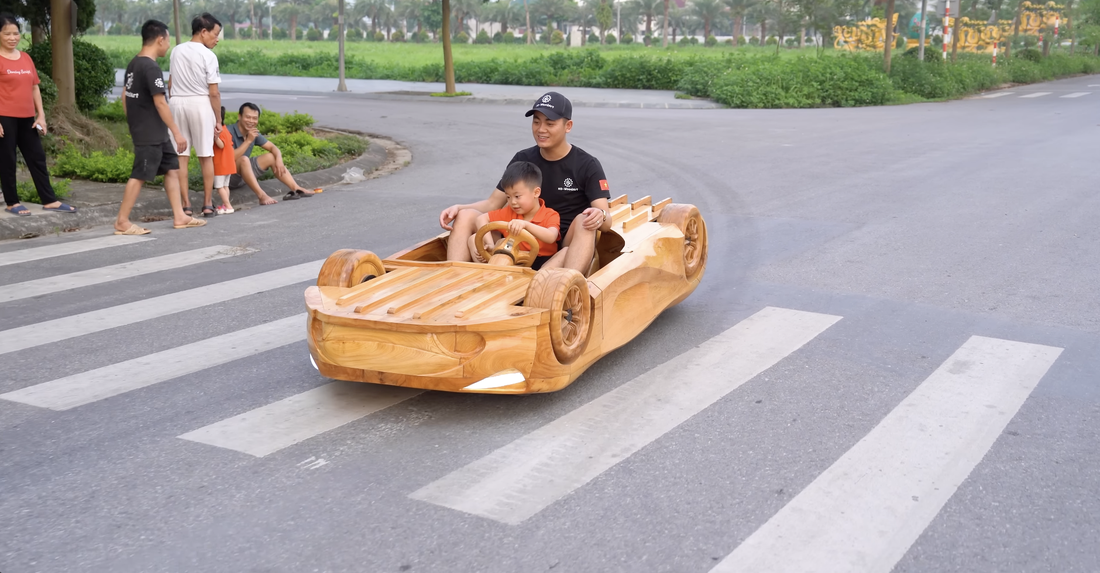 Chiếc siêu xe gỗ lộn ngược có thể di chuyển trên đường một cách mượt mà.